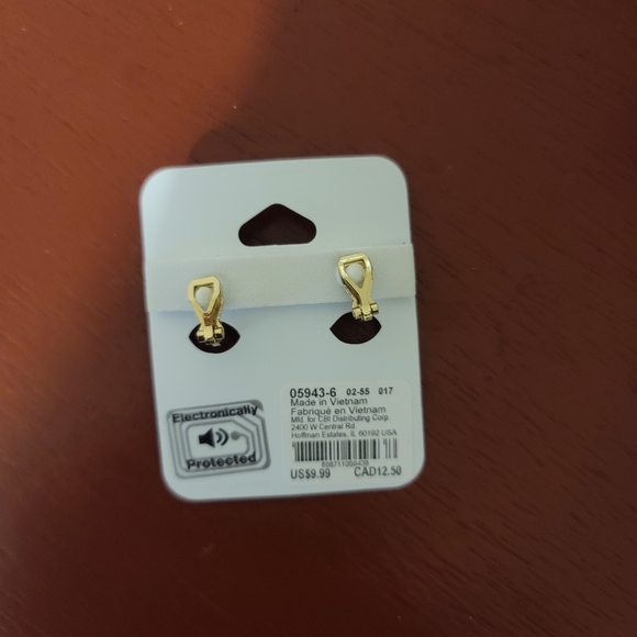 Gold Clip Earrings 💛 - Picture 2 of 2